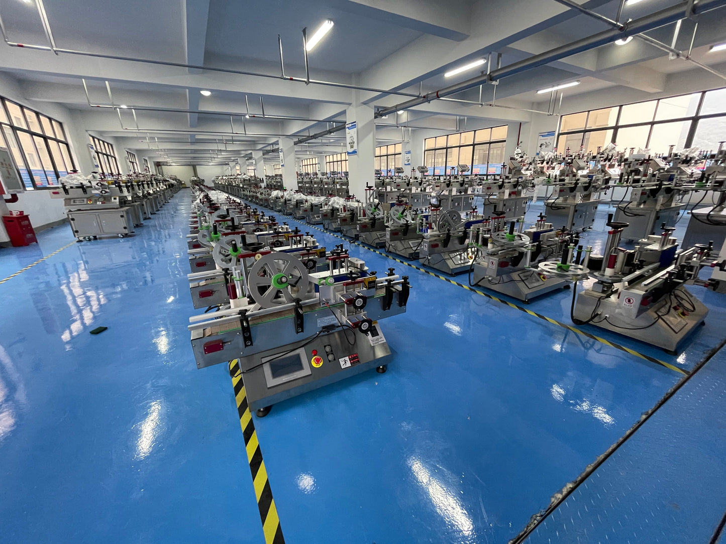Flat label applicator, Desktop automatic flat bottle labeling machine , PET square bottle label applicator